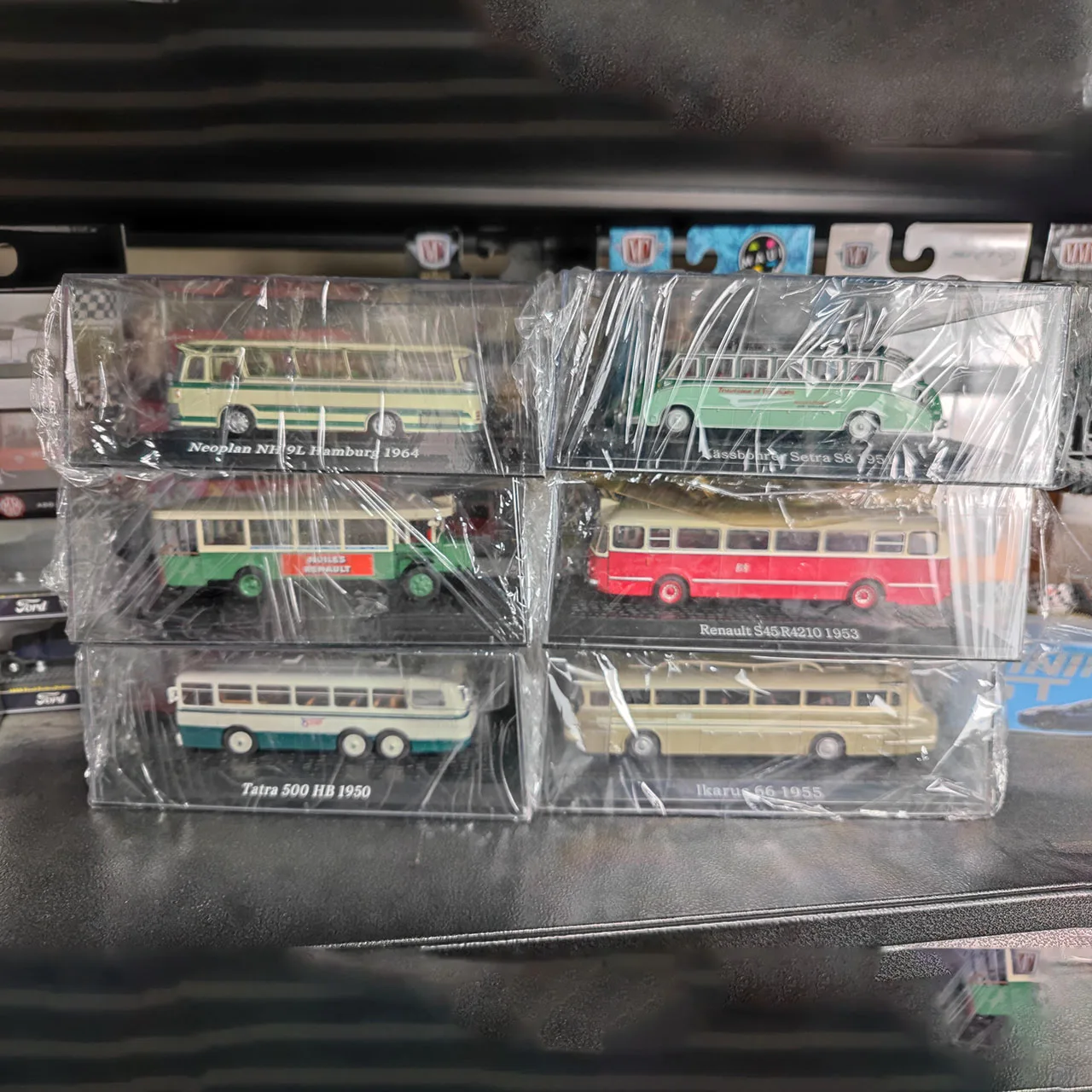 نموذج سيارة مصنوع من خليط معدني بمقياس 1/43 من دييكاست