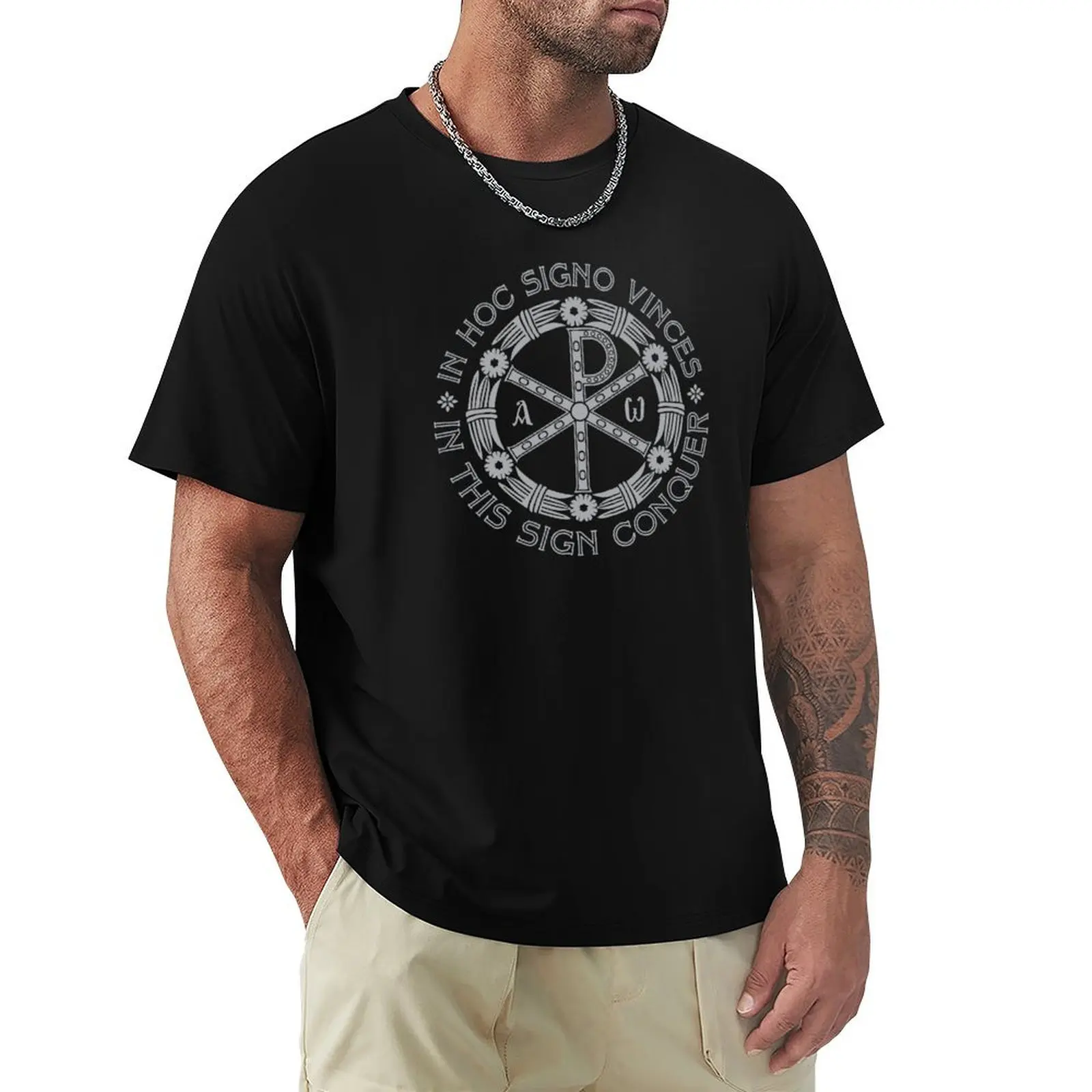 In Hoc Signo Vinces In this Sign Conquer Chi Rho T-shirt gris sur noir, léger, basique, à manches courtes