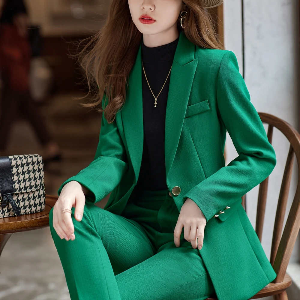 Outfit negro con blazer beige: La combinación elegante y versátil para mujeres modernas