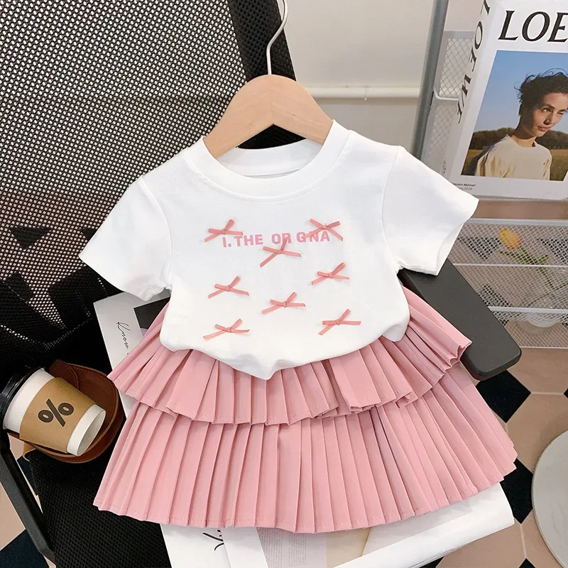 

Повседневный топ с короткими рукавами и бантом для девочек + плиссированная юбка с тортом, модный наряд для детей 3-10 лет, 2025 лет, новый комплект одежды для девочек, милый комплект одежды