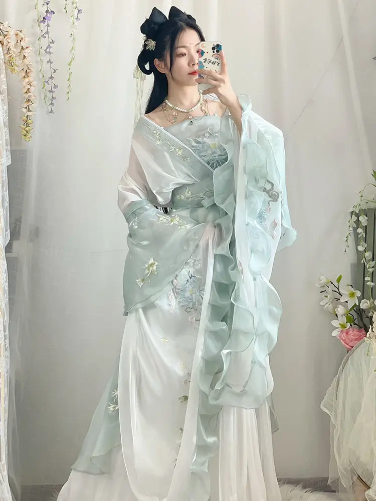 المرأة الأصيلة Hanfu صنع في وي ، جين ، السلالات الجنوبية والشمالية