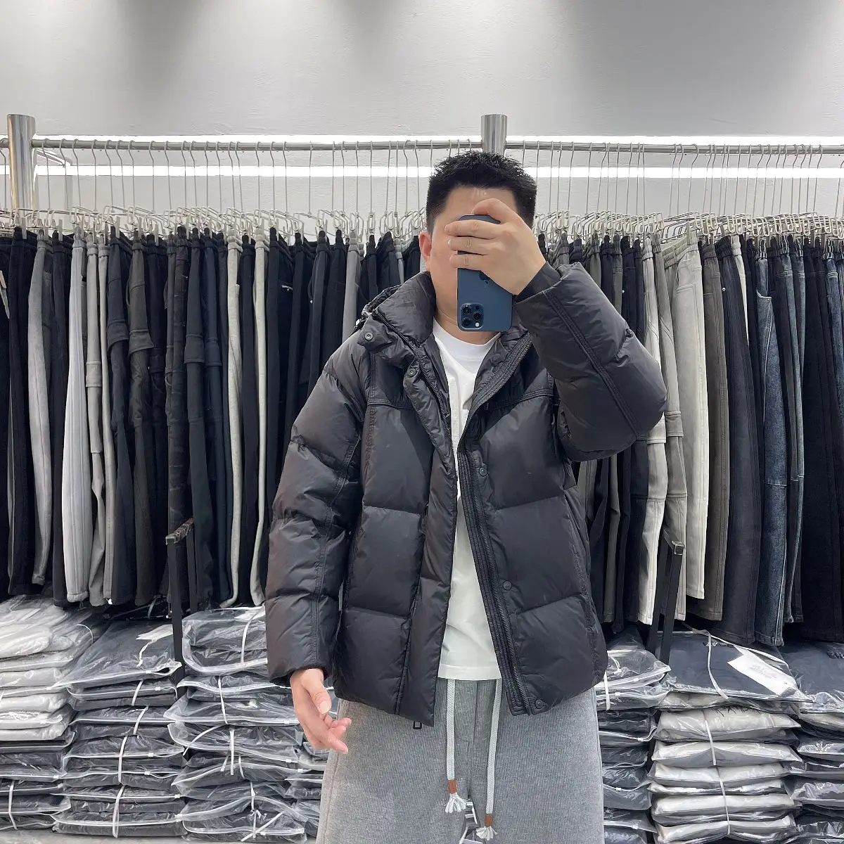 

Men's Thickened Winter down Jacket 90% White Duck down Hooded Coat Warm Casual Style Zipper Closure Short Length Outerwear