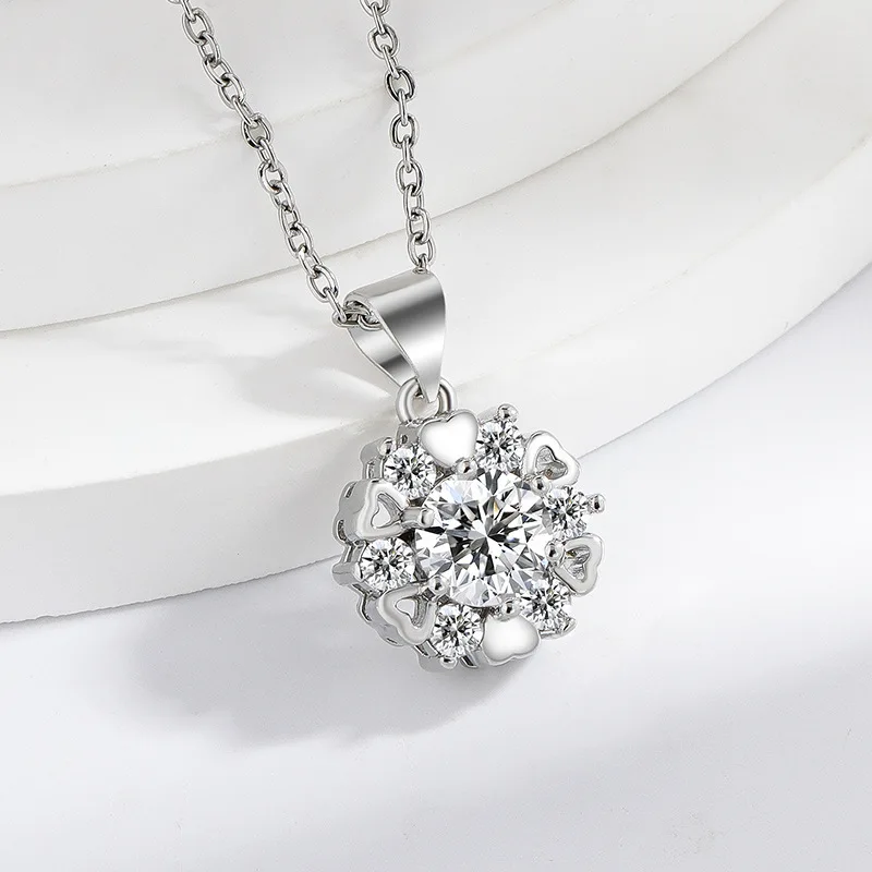 

Серебряное колье 925 пробы с подвеской в виде снежинки, украшенное яркими элегантными цирконами