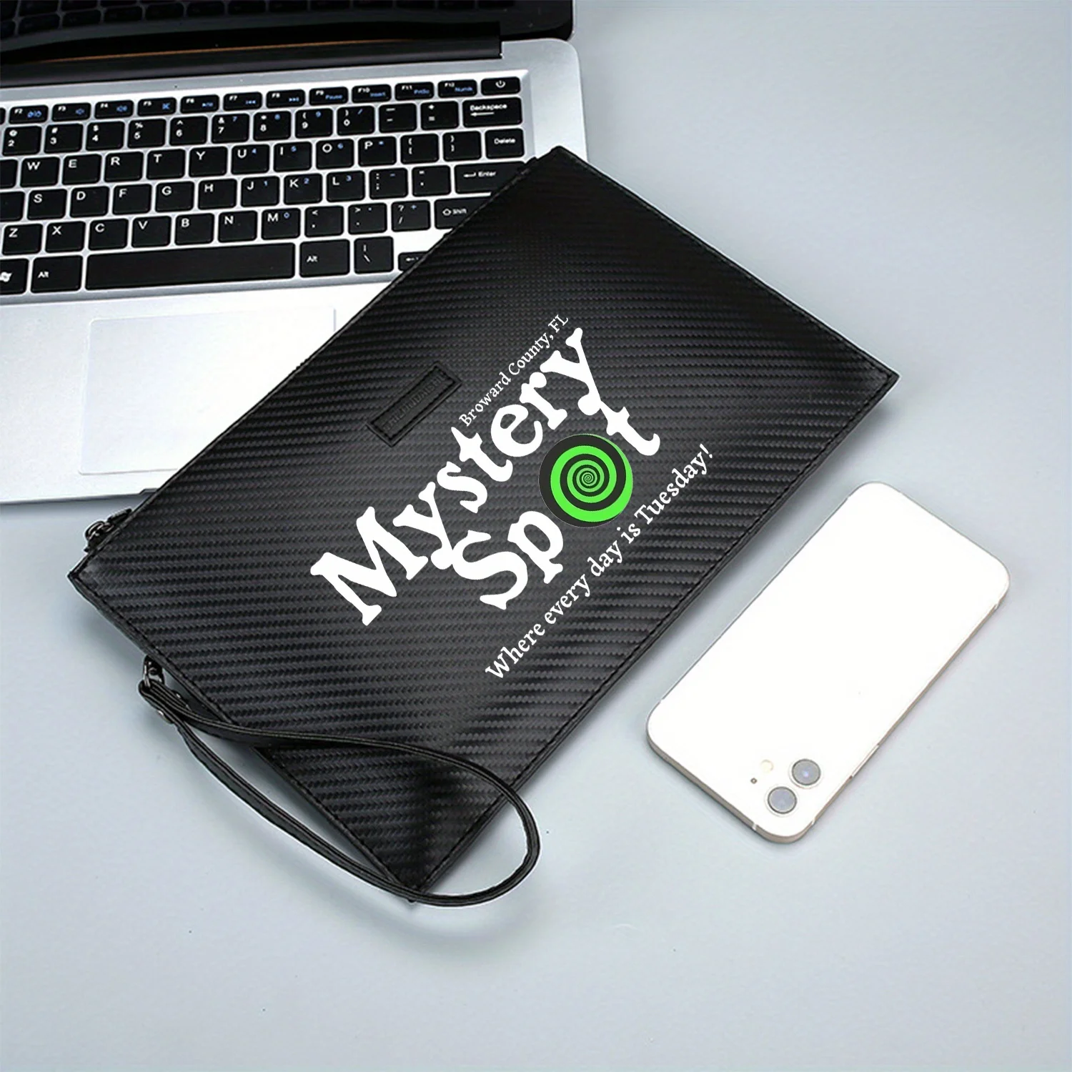 بقعة غامضة بتصميم دوامة ونص حقيبة يد رجالية من البولي يوريثان مطبوعة أنيقة وعملية للحمل اليومي