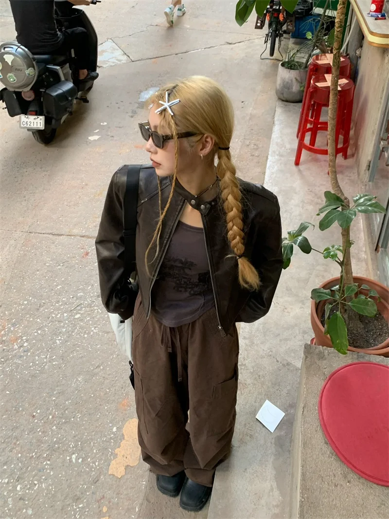 Amerykańska kurtka retro ze skóry ekologicznej, damska, jesienno-zimowa, dopasowany krój, styl hot girl, designerska, zapinana na zamek, jednolita.