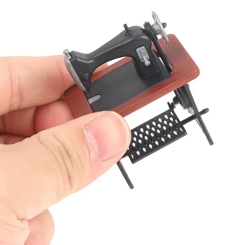 Miniature Furniture Kids Dollhouse Decor Wooden Sewing Machine with Thread Scissors Accessories for Dolls House Toys for