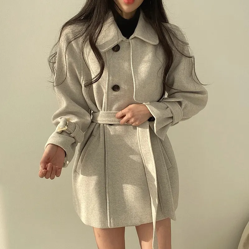 

Женское шерстяное пальто осенне-зимнего сезона: шикарное, в стиле ретро, минималистичное, с вырезанным воротником, на одной пуговице, с поясом на завязках, универсальное, с длинными рукавами.