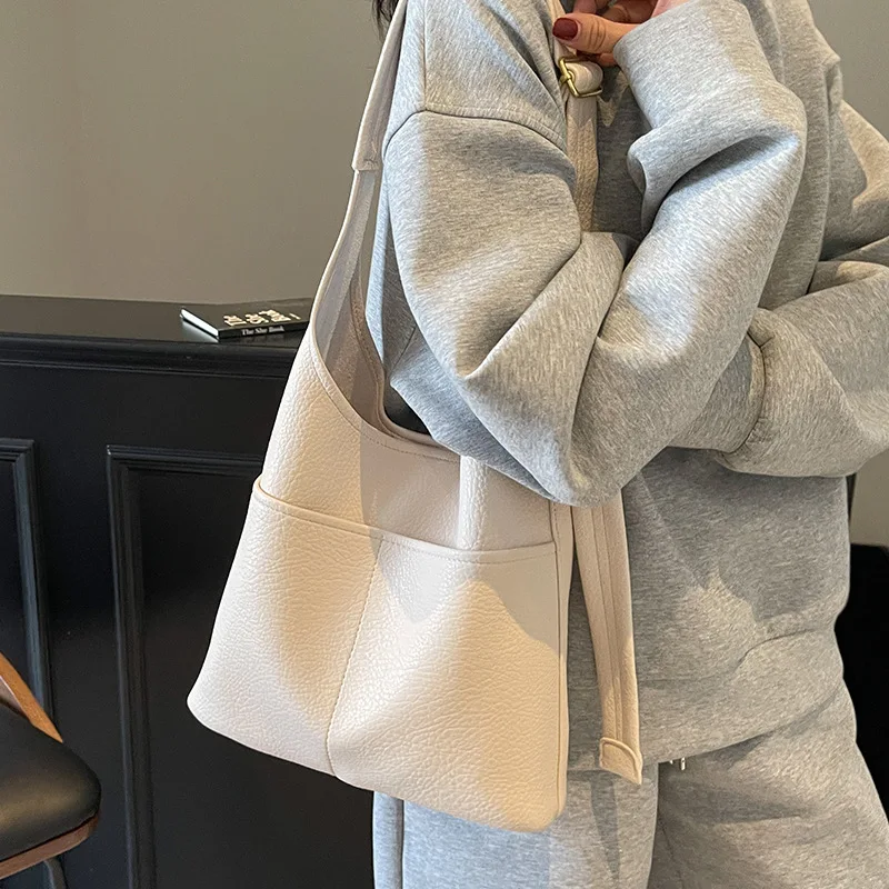 Elegante borsa a tracolla quadrata: borsa a tracolla di fascia alta con grande capacità e dettagli con lettere di design retrò