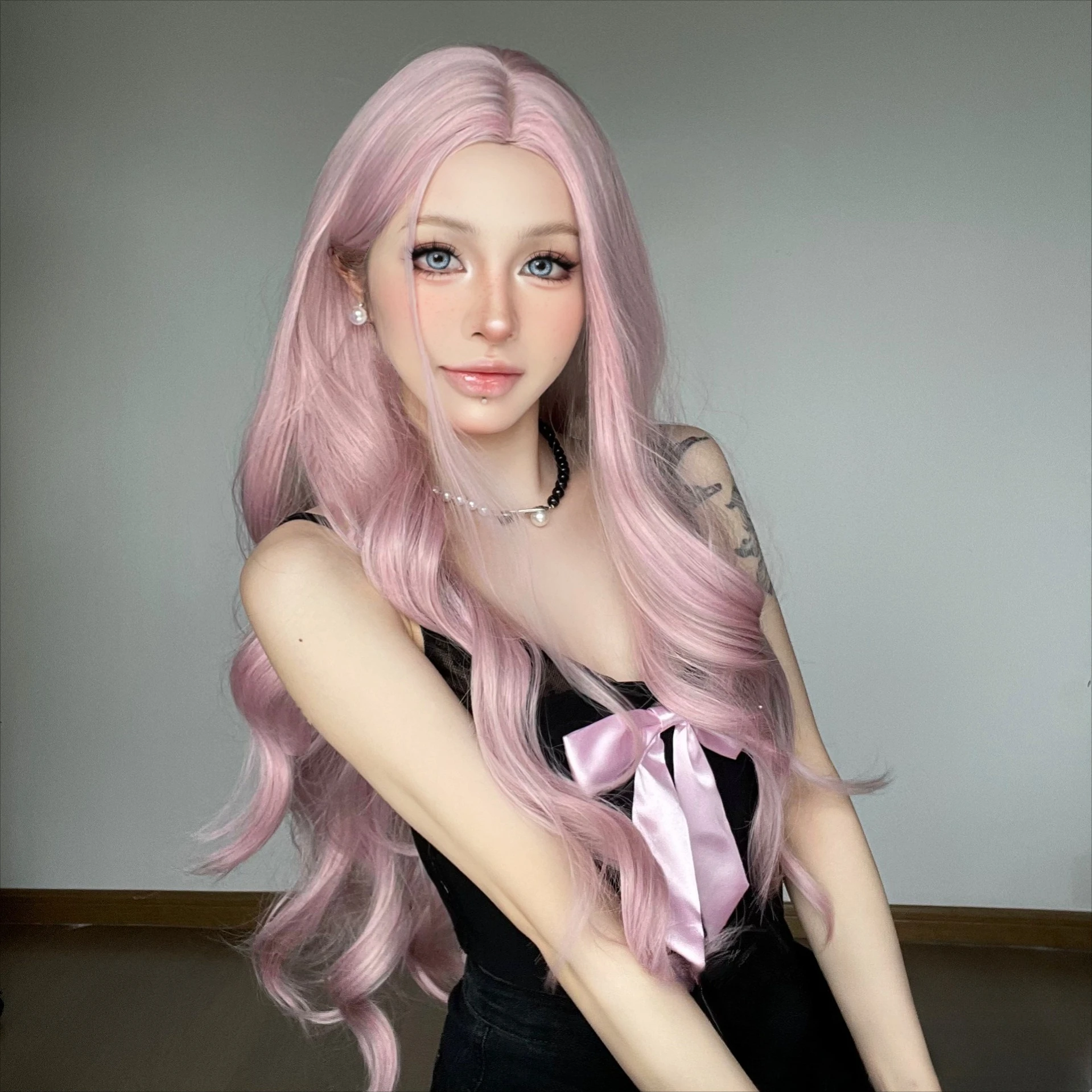 

Длинный волнистый парик с пробором посередине для женщин, цвет белое золото, длинные кудрявые волосы, повязка на голову из синтетического волоса. Это подарок для друзей.