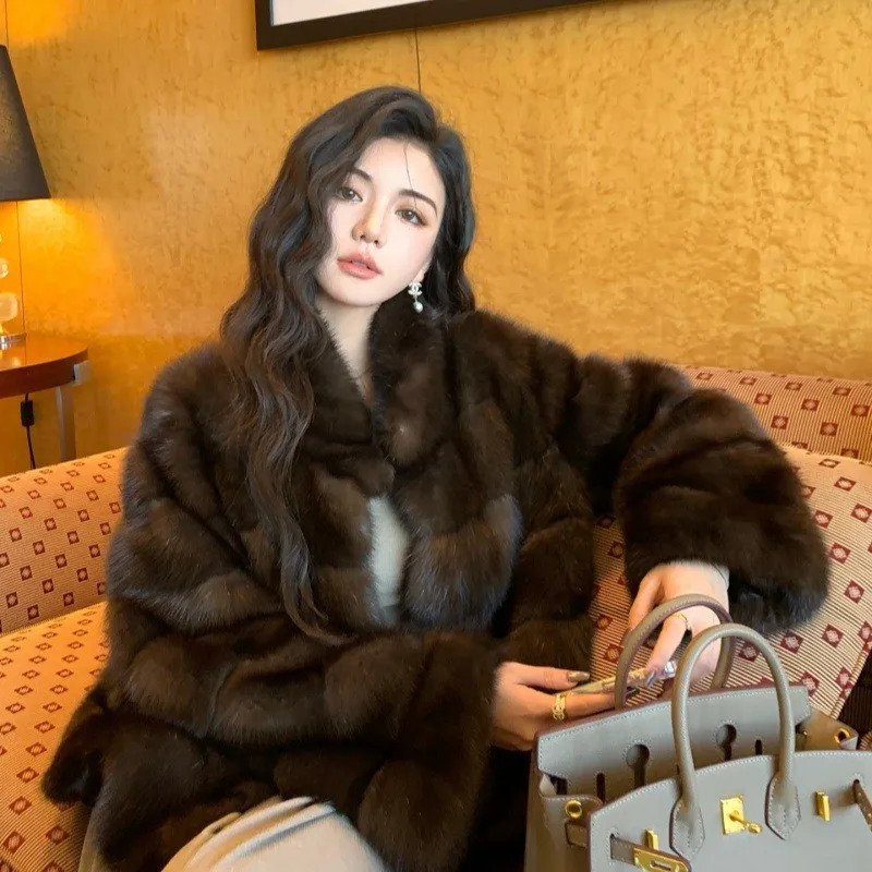 Le nouveau manteau en fourrure vintage à texture violette comprend un col montant épais pour une chaleur et une mode artificielle avec une rainure coupée