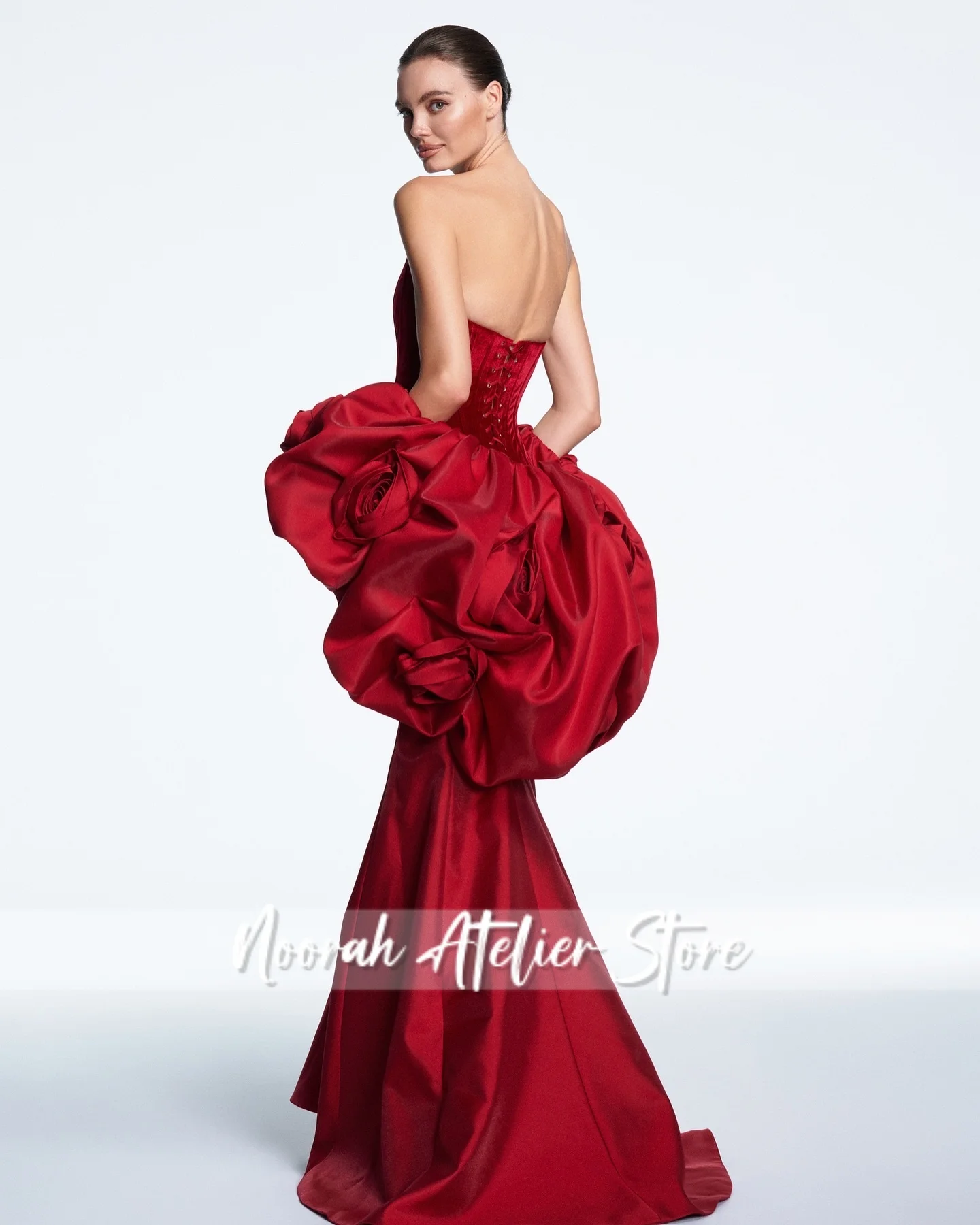 فساتين سهرة أنيقة باللون الأحمر الوردي الفاخر من الساتان على شكل زهرة دبي فستان زفاف بدون ظهر دبي فساتين سهرة 2025 فستان رسمي مخصص
