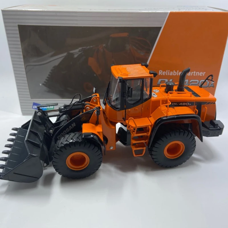 

model 1:40 DOOSAN DL420A loader bulldozer alloy engineering vehicle