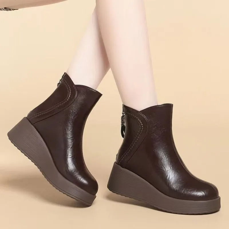 Runde Zehenpartie, Keilabsatz, Stiefeletten, Reißverschluss hinten, Vintage-Design, weiches Leder, mit Fleece gefüttert, Damen-Winterstiefeletten. – Detail 1