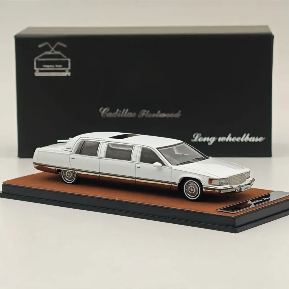 Diecast Alloy 1:64 Scale Fleetwood Extended Edition Luxury Cars Model Adult Toys Nostalgia Classics Souvenir Gift Static Display