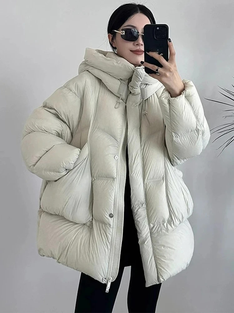 جديد شتاء 2026 سترة منتفخة سميكة للنساء دافئة بقلنسوة متوسطة الطول فضفاضة بلون سادة 90% معطف أبيض مبطن للأسفل #1