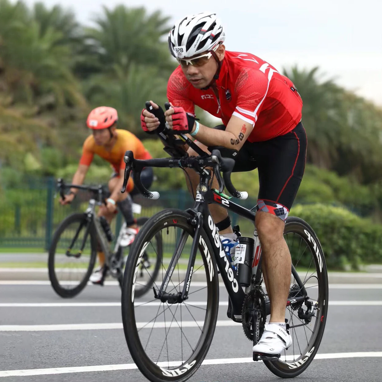 MY KILOMETRE Celana Pendek Triathlon Pria Celana Pendek Tri Inseam 9 Inci dengan Kantong Samping dan Tali Serut yang Dapat Disesuaikan Celana Pendek Bersepeda untuk Tri Race