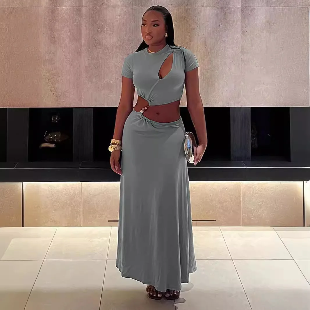 Letni nowy damski zestaw z rozcięciem w klatce piersiowej i odkrytym pępkiem, z krótkim rękawem i długą spódnicą 2025