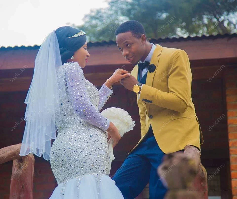 Maßgeschneiderte V-Ausschnitt schwere Kristalle Perlen Meerjungfrau schwarze Mädchen Brautkleider Sweep Zug lange Ärmel Garten Brautkleid