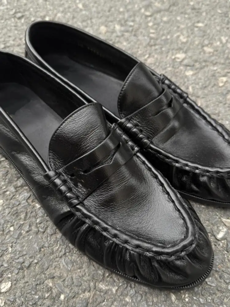 Retro-Plissee-Design-Loafer, schwarzes Leder, Slip-On-Einzelschuhe, weiches Leder, weiche Sohle, lässige Derby-Schuhe, trendige Herrenschuhe