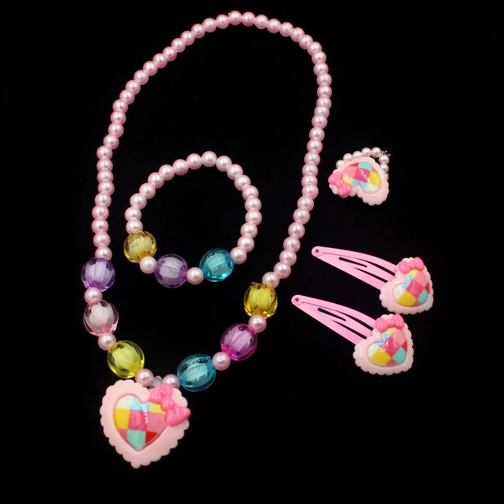 1 Satz bezauberndes handgefertigtes Kinderschmuckset mit Herzperlen – inklusive Halskette, Armband und Haarspangen. Perfektes Geschenk für die Prinzessin