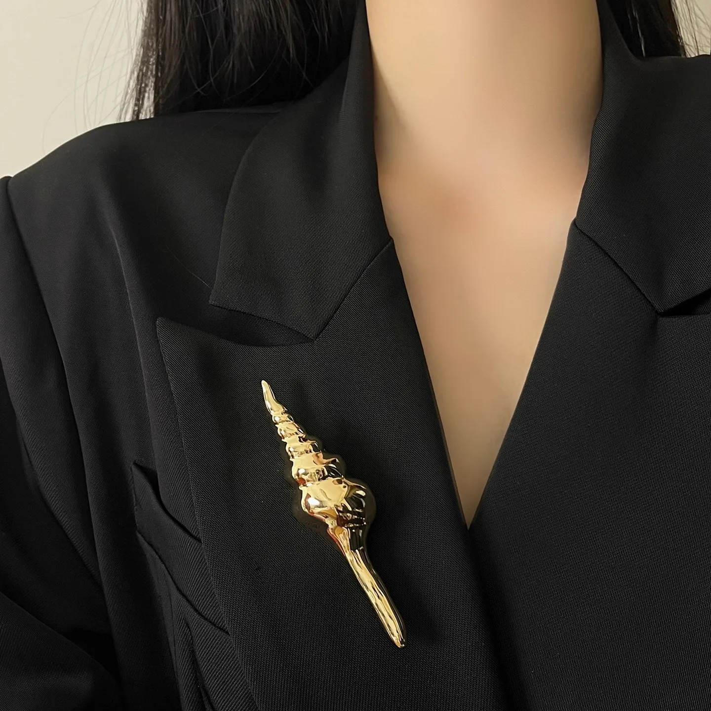

Metal Glossy Conch Shaped Brooch For Women Unique Exquisite Fashion Suit Corsage Pins Accessory Party Jewelry Gifts