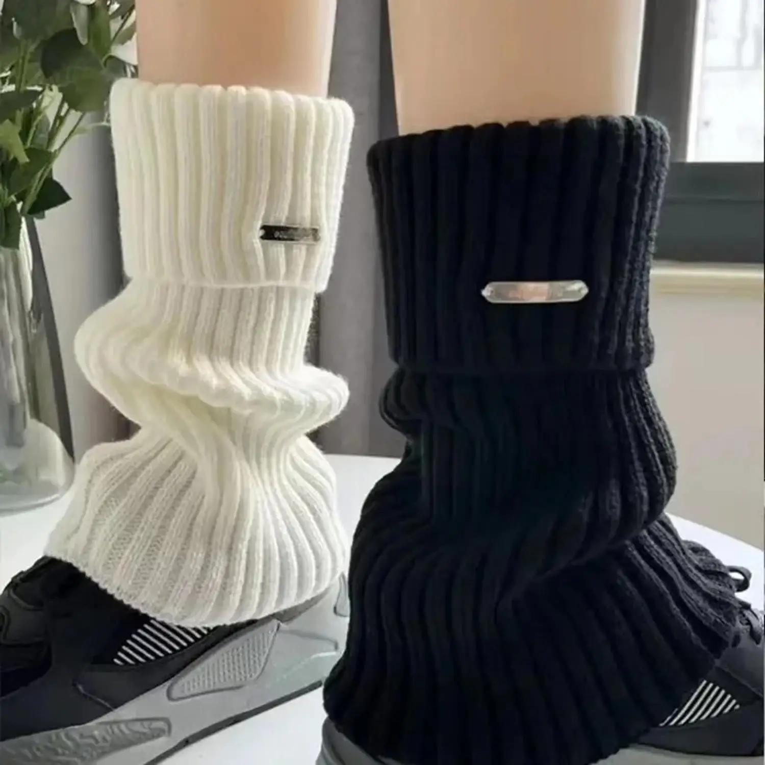 1 Pair Women White Pleated Pile Metal Tags Socks Fashionable Lolita Girls Autumn Winter Loose Comfortable Striped Ankle Socks