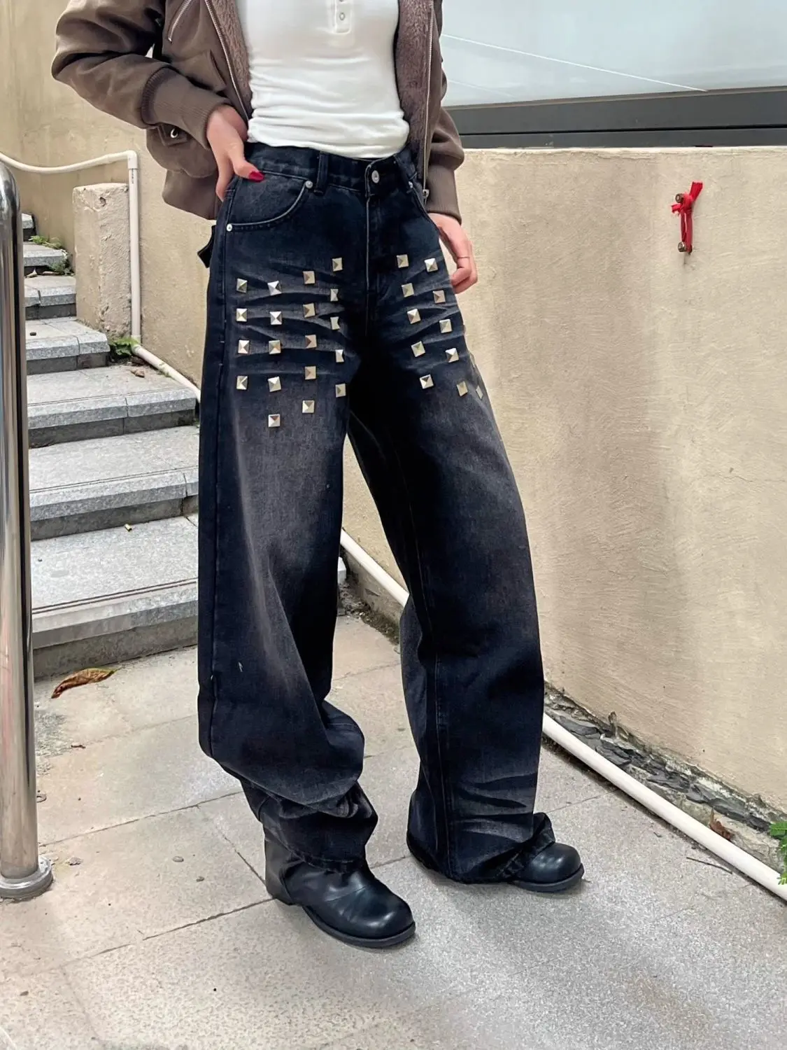 

Retro American Large Size Denim Jeans Women's Autumn Winter High Waist Straight Leg Pants with Rivets Medium Washed Loose Fit