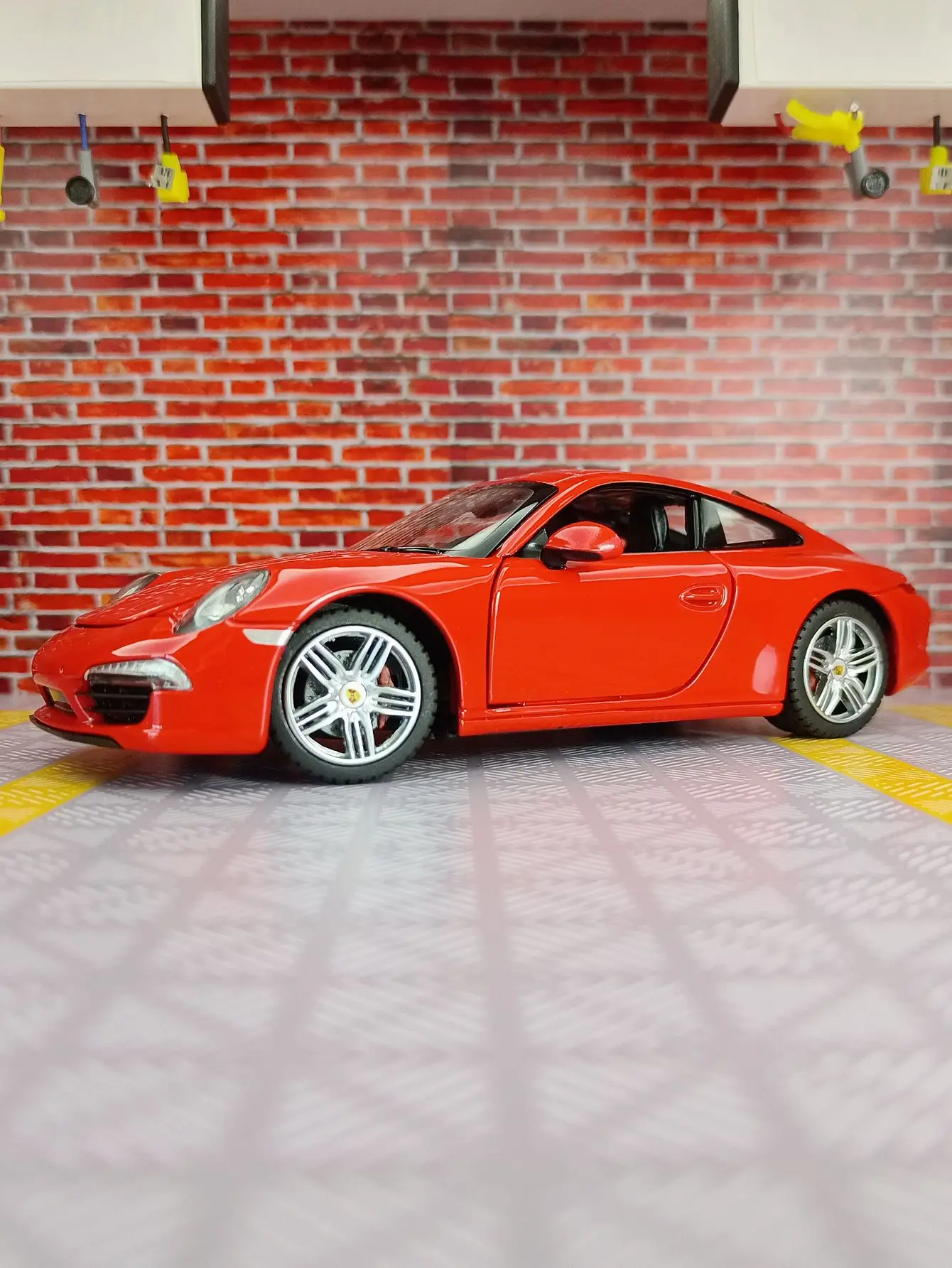 ラスター-1-24スケール-ポルシェ911-合金製モデルカー。ドアとボンネットは開閉可能で、細部まで丁寧に作り込まれており、高品質です。