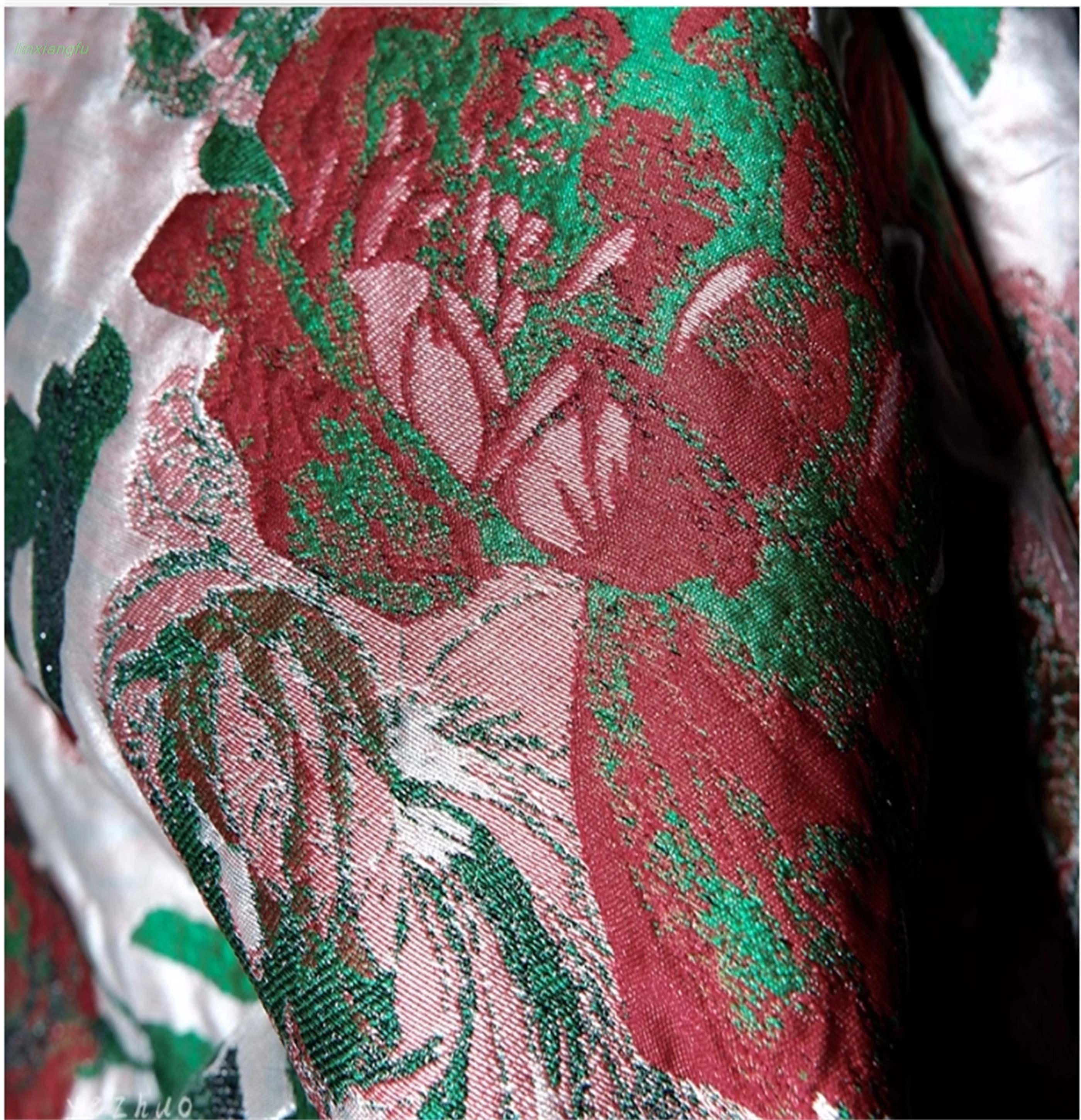 Grande floral rojo con tela de alambre de metal verde, falda oscilante de campo con textura jacquard, conjunto de tela de diseñador.