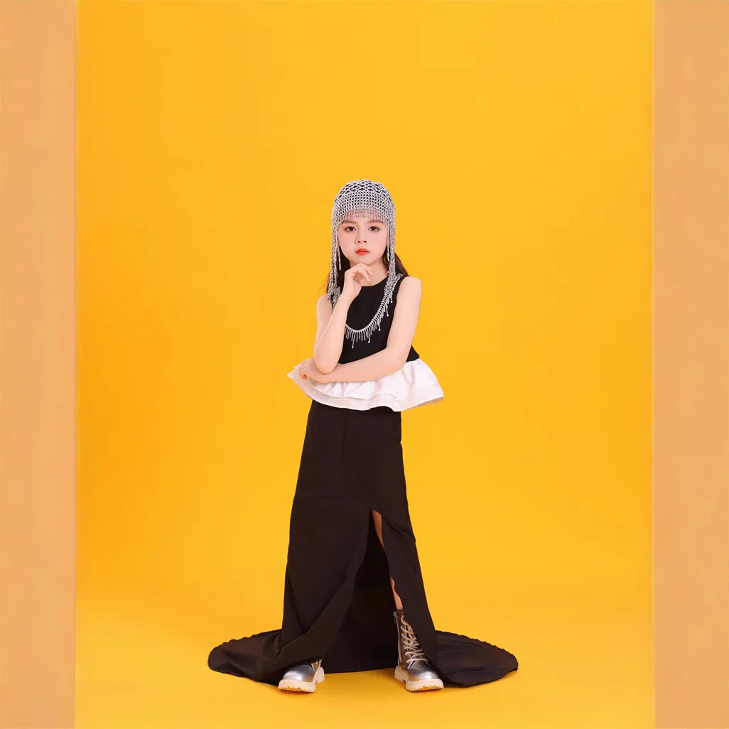 Big Player Girl Hepburn Style Black Sequined Runway Catwalk Suit Simple Wind Car Model Fishtail Skirt Performance Suit Studio view 2