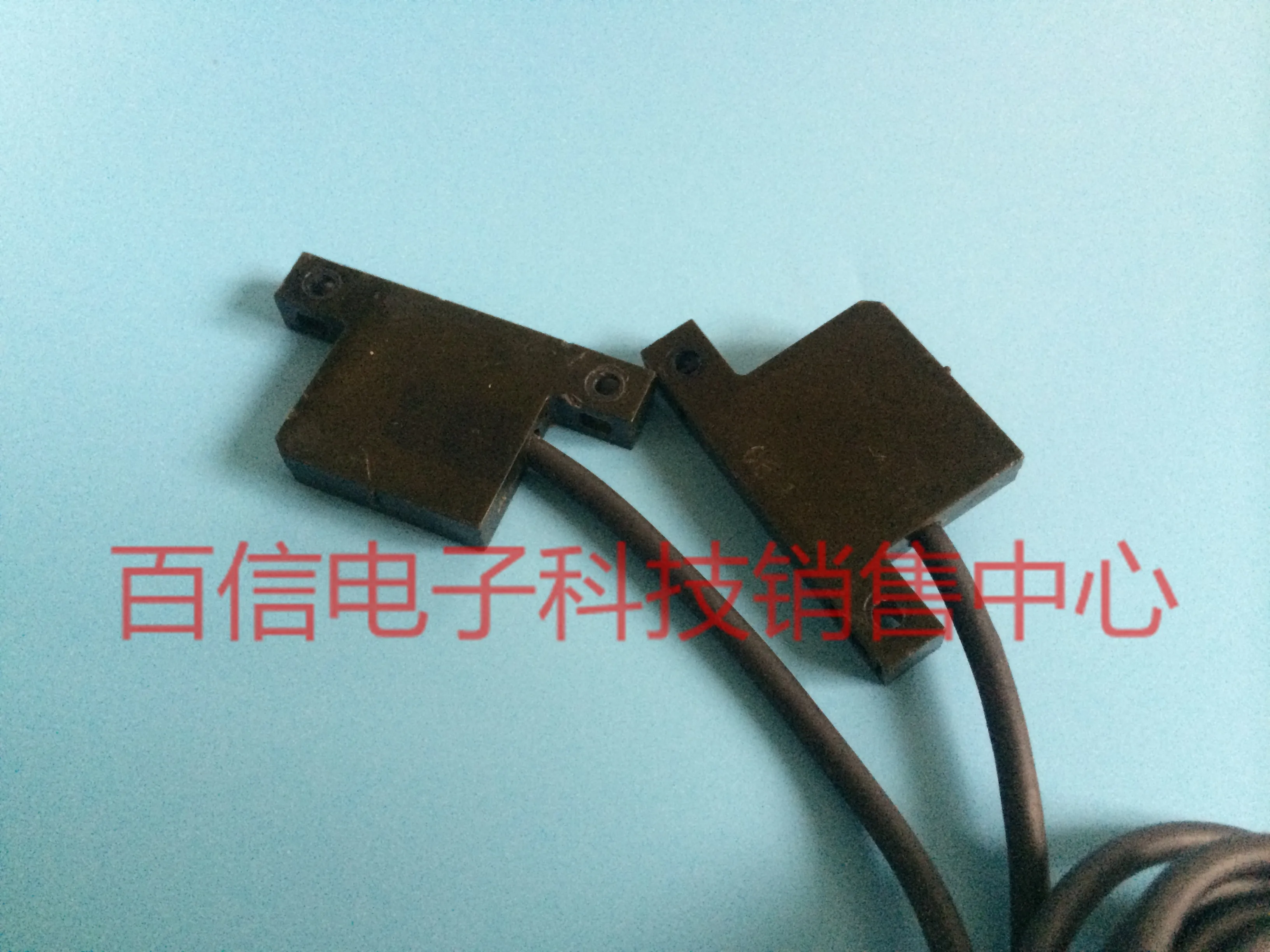 

E3HF-1E1= E3HF-1DE1+E3HF-1L Opposed photoelectric switch