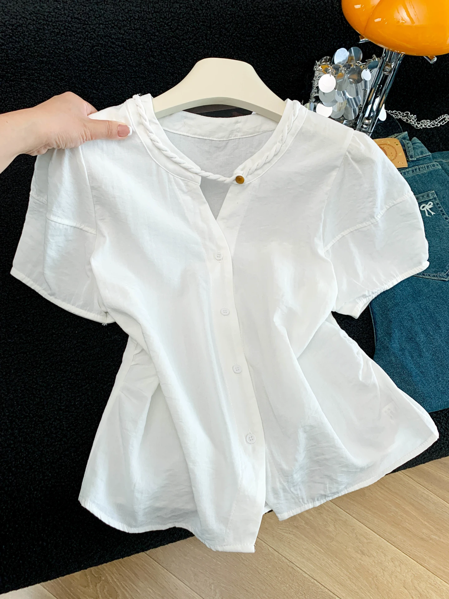 

Летняя женская белая рубашка с коротким рукавом, повседневная, элегантная, свободного кроя, стройнящая, универсальная, с плиссировкой и утяжкой на талии, оригинальный дизайн