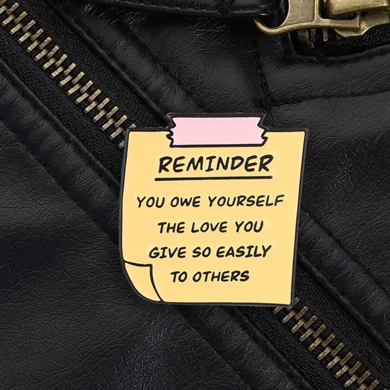 Broche de Esmalte 'Debes de ti mismo/a ti mismo/a tu amor propio' con Diseño de Nota Suave para Personas que Buscan Agradar y Cuidar su Propio Bienestar, Accesorio para Atuendos Casuales