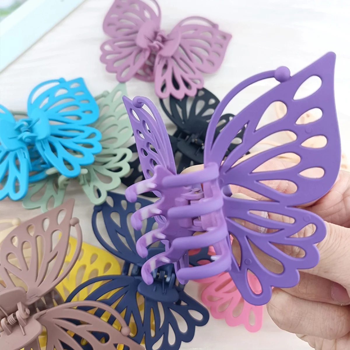 9 cm Süße Frauen Mädchen Junge Mode Geschenk Zurück Kopf Clip Haarnadel Candy Farbe Einzigen Schicht Hohl Flügel Antenne Schmetterling haar Klaue – Detail 3