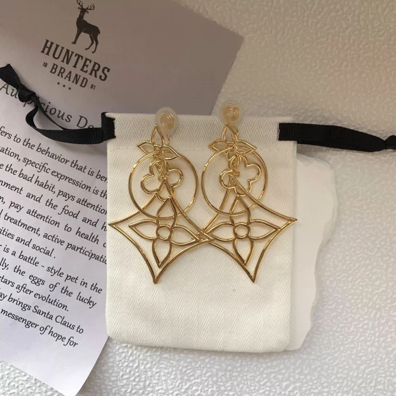 Pendientes de Oro Genuino de 18K con Diseño Geométrico, Aguja de Plata Electrochapada, Flor Hueca y Diamantes, de Moda Femenina, de Nicho y Alta Gama