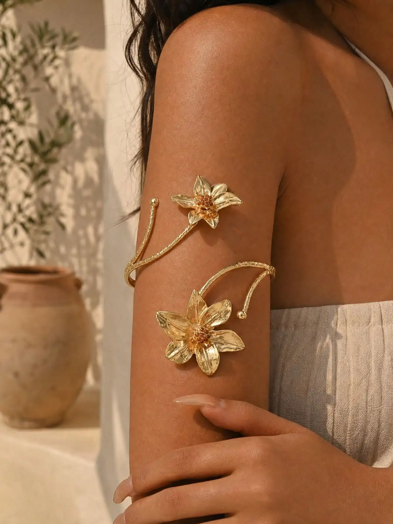 

1pc Elegant 3D Golden Flower Decor Arm Cuff, Unique Design Body Jewelry For Women, Suitable For Party, Photo Shoot, Beach, Date