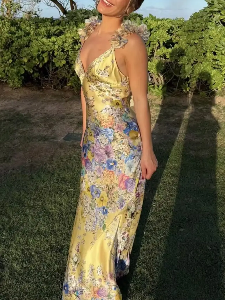 Sukienka maxi damska, 100% jedwab, z kwiatowym nadrukiem, na ramiączkach, z dekoltem w serek, bez rękawów, z wysoką talią, elegancka, dopasowana, żółta.
