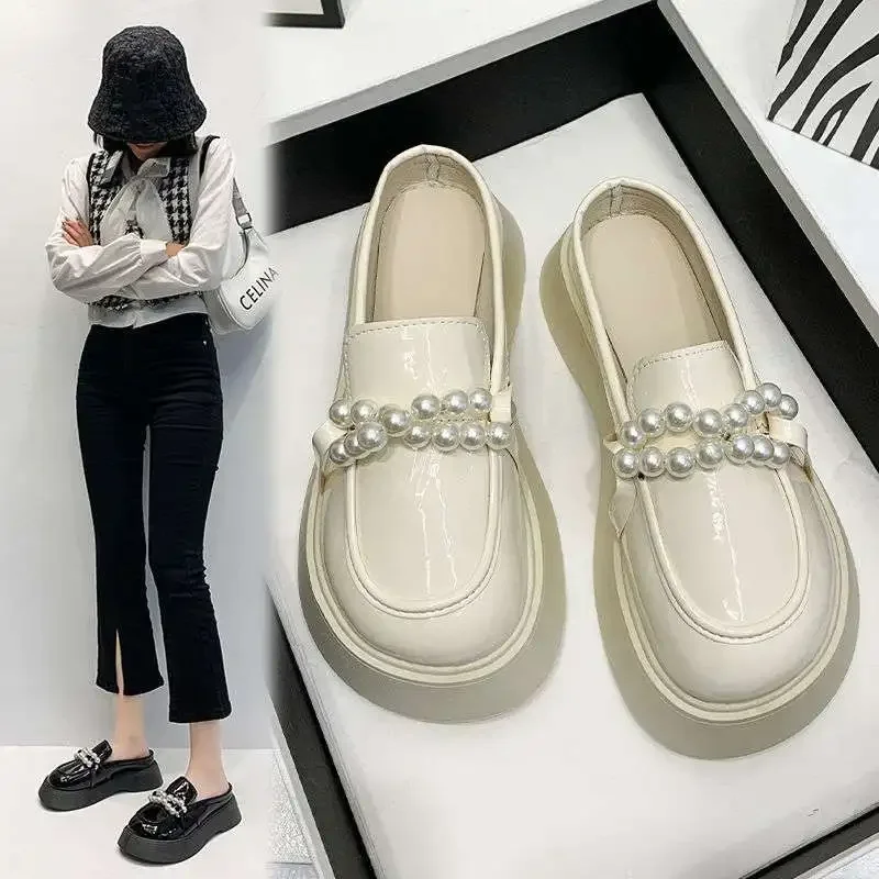 المرأة المألوف اللؤلؤ كبير رئيس الصنادل المسطحة سميكة القاع الانزلاق على الأحذية في الهواء الطلق ارتداء الصيف نمط جديد توفا نصف النعال