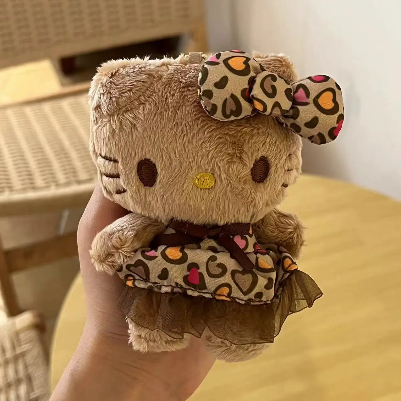 Miniso sanrio olá kitty boneca de pelúcia saco ornamentos rosa e amarelo latte pele escura saia leopardo padrão chaveiro bonito arco-nó