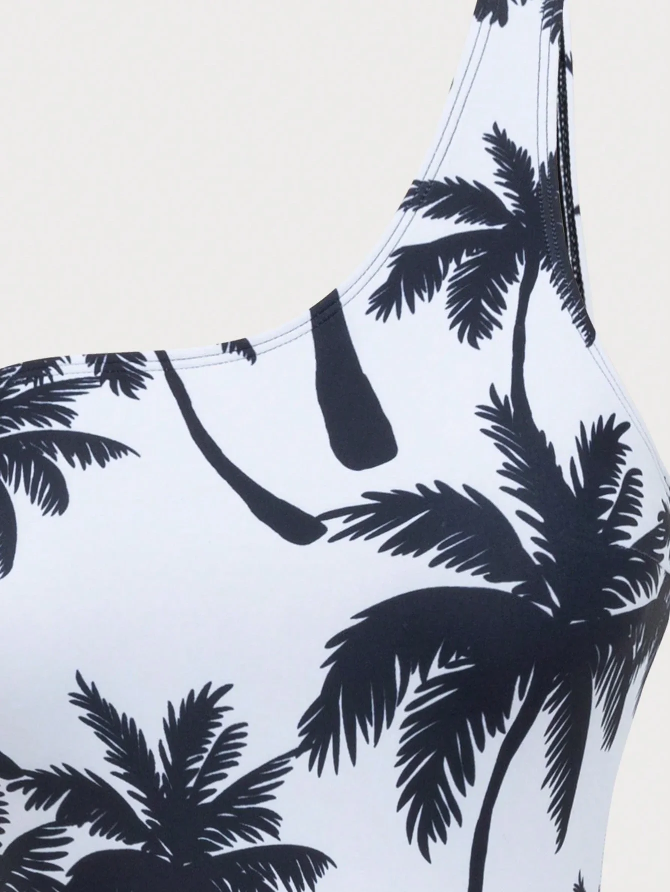 

Цельный купальник с узором в виде пальм в сочетании с черной сетчатой юбкой-накидкой для летнего отдыха и праздничной носки.