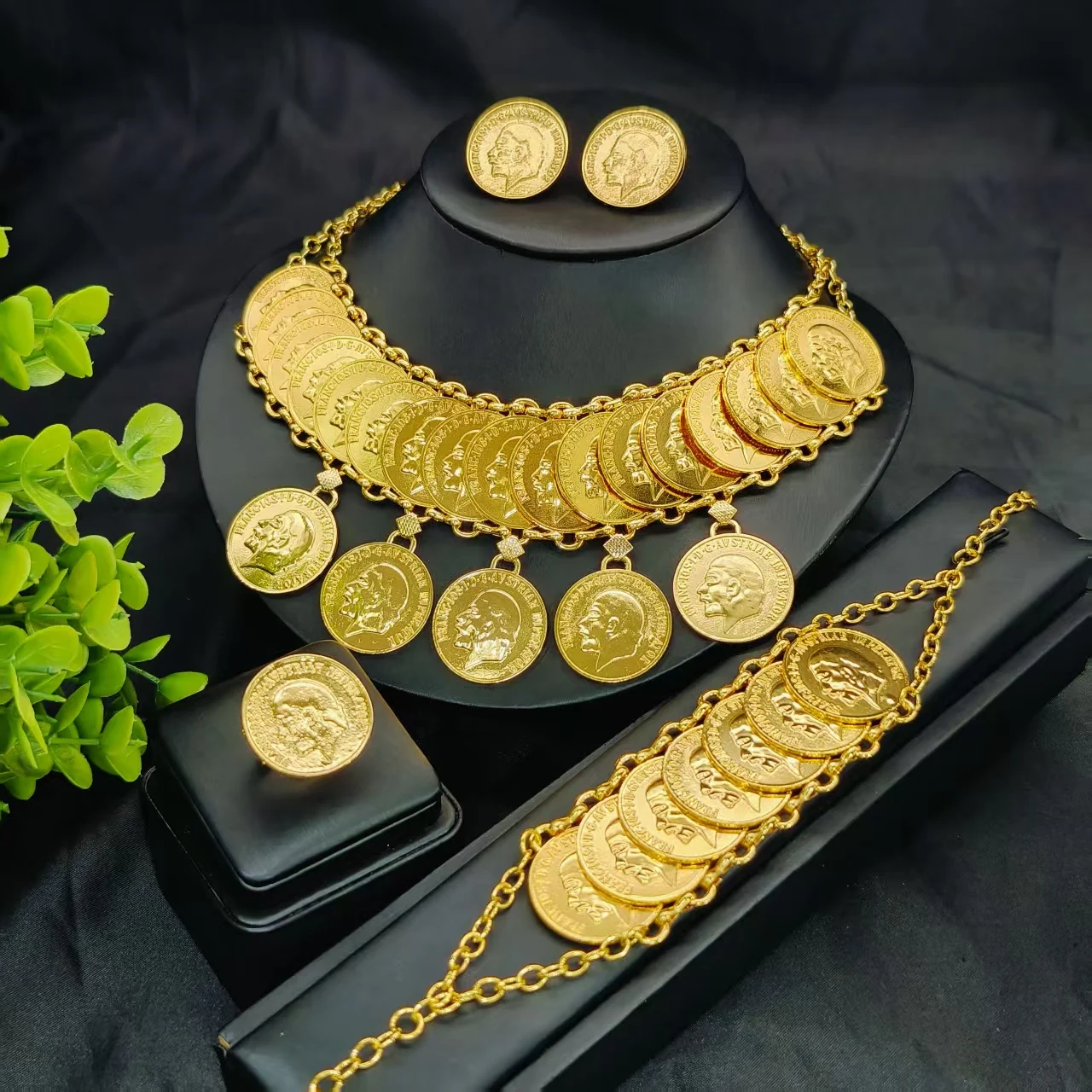 Dubai Trendy Circular Avatar Gold Plated Arabic Woman Jewelry Sets Hight Quality Necklace Earrings Bracelet Ring Sets Bridal