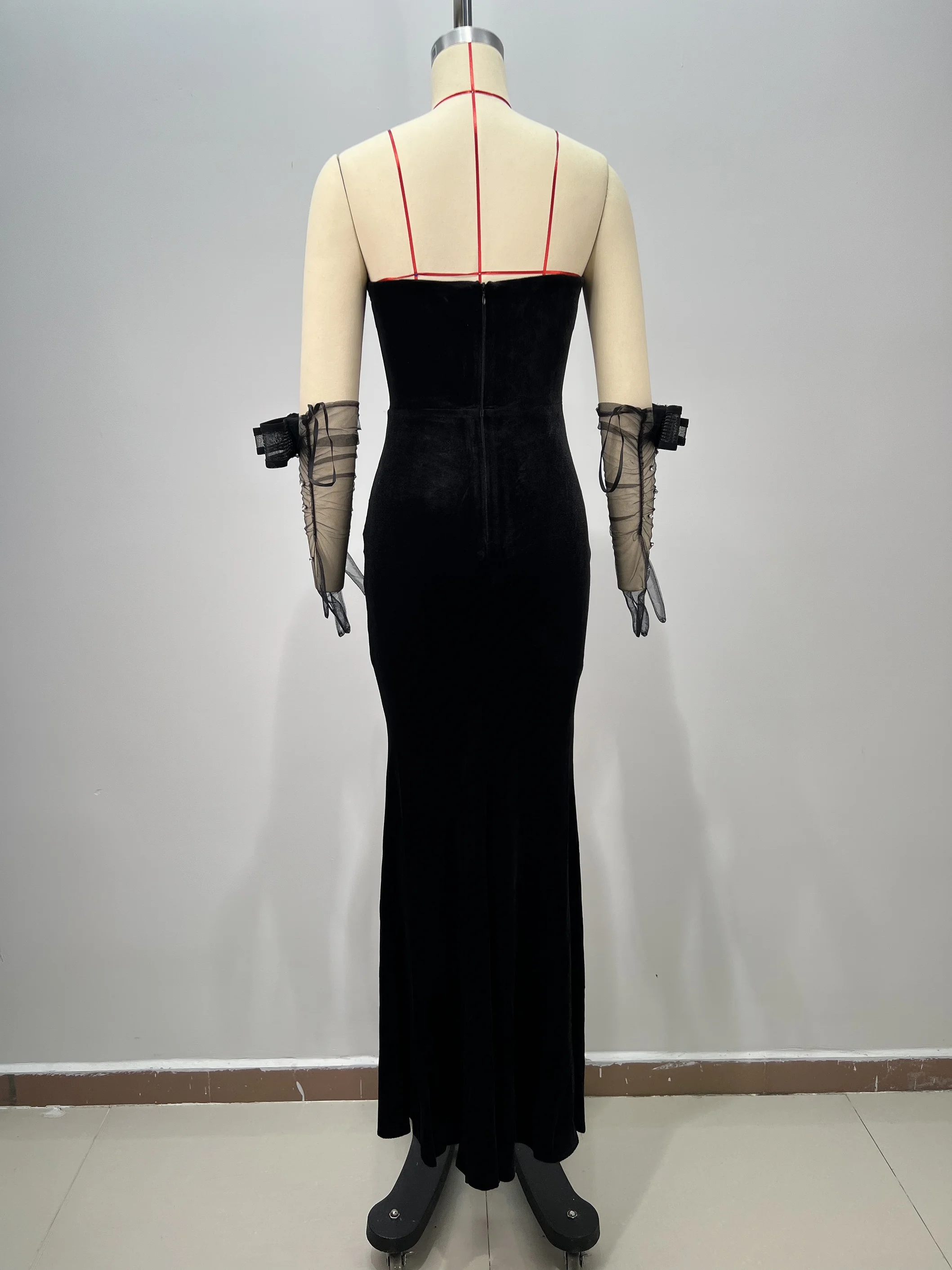 Schwarzes, mit Kristallen verziertes Bandage-Kleid für Damen mit durchsichtigem Netzstoff, sexy Abendkleid mit hohem Schlitz, trägerloses Partykleid aus Samt