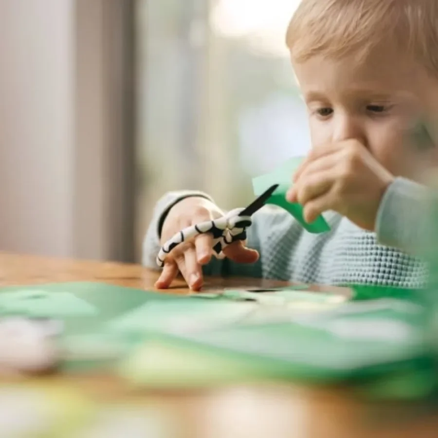 Детские ножницы с безопасными краями и антипригарными лезвиями, тупые кончики для добавления безопасности и ручки специально разработанные для детей.