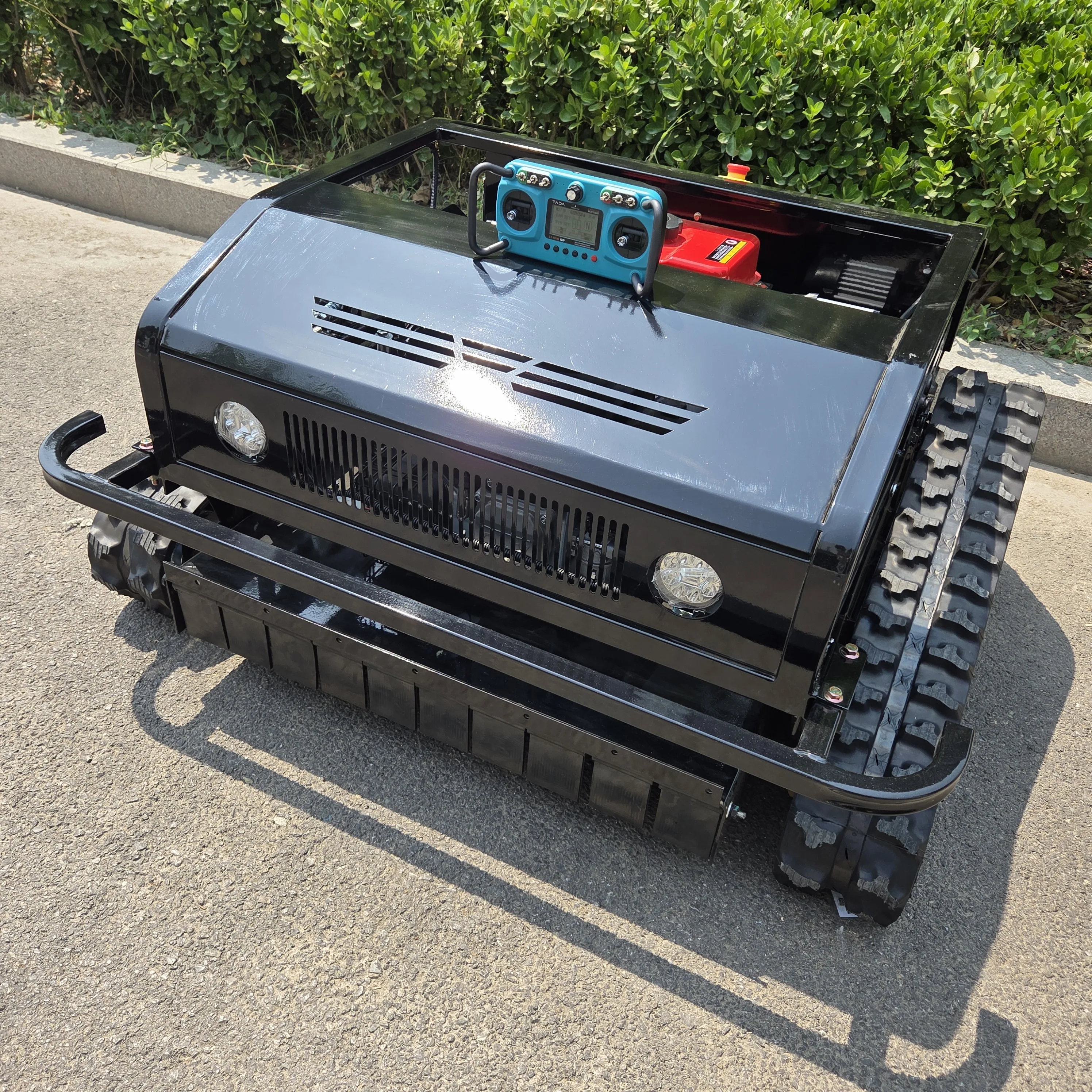 Powerful power + intelligent remote control! Crawler mower conquers complex terrain