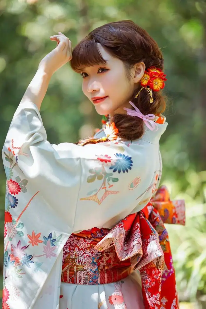 日本の伝統的な花のドラフトの新しい改良版は、着物をしわくずれしにくいです。ライトグリーンの春の着物です。