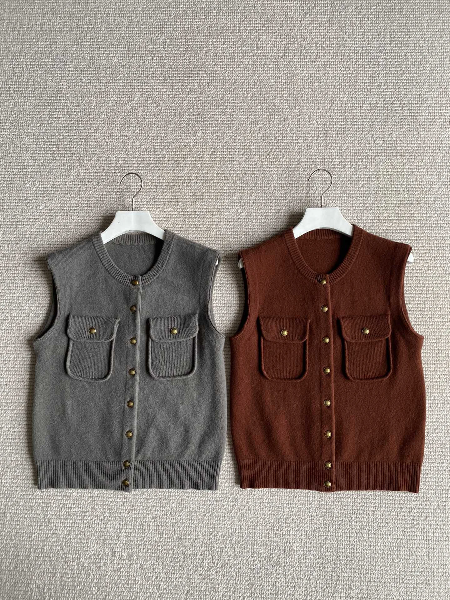 

2024 Autumn New High Quality Women's Clothing Retro gold copper buckle wool knitted vest 0907