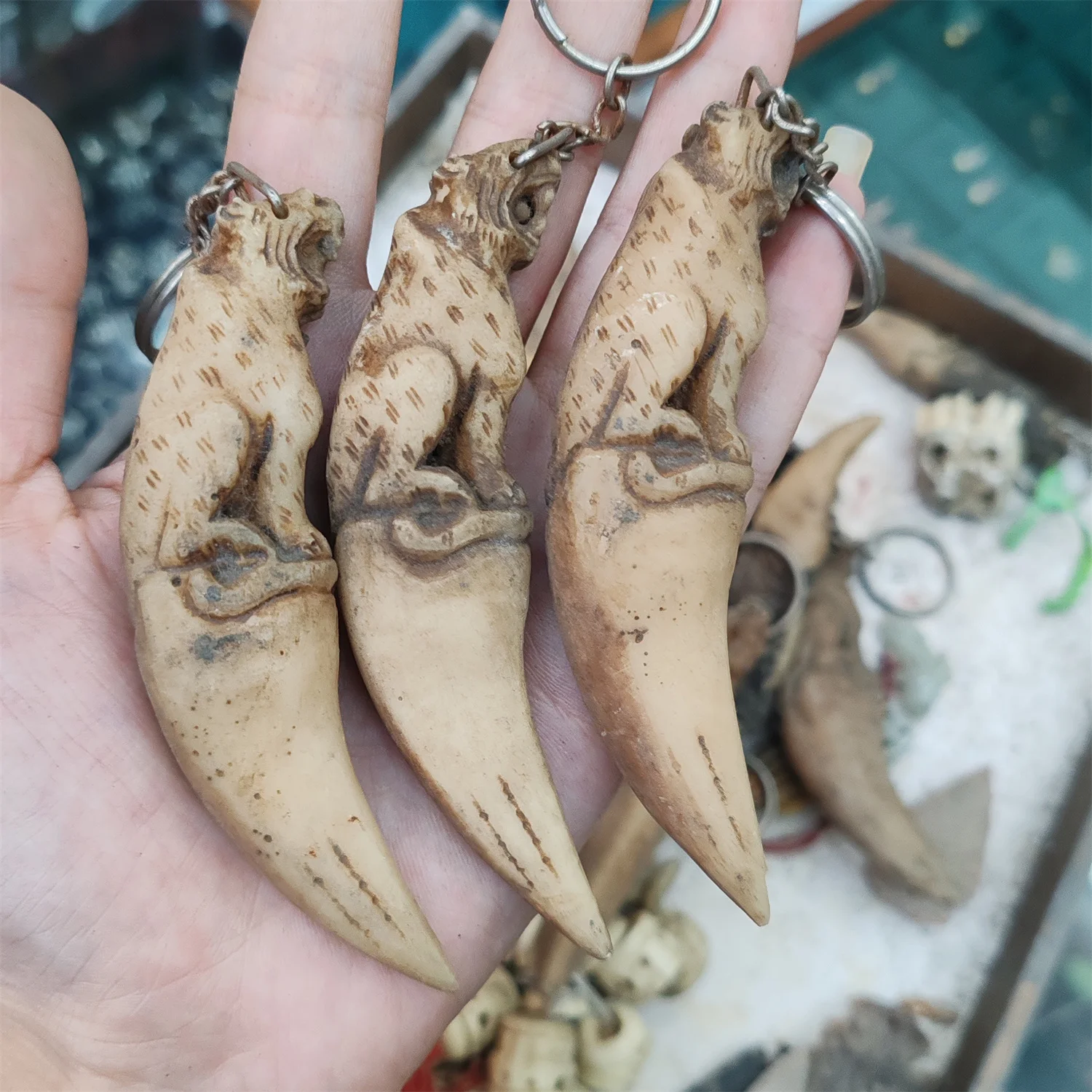 

1pcs/lot bone carved small pendant Animal modeling realistic image Retro style Pendant Ethnic style