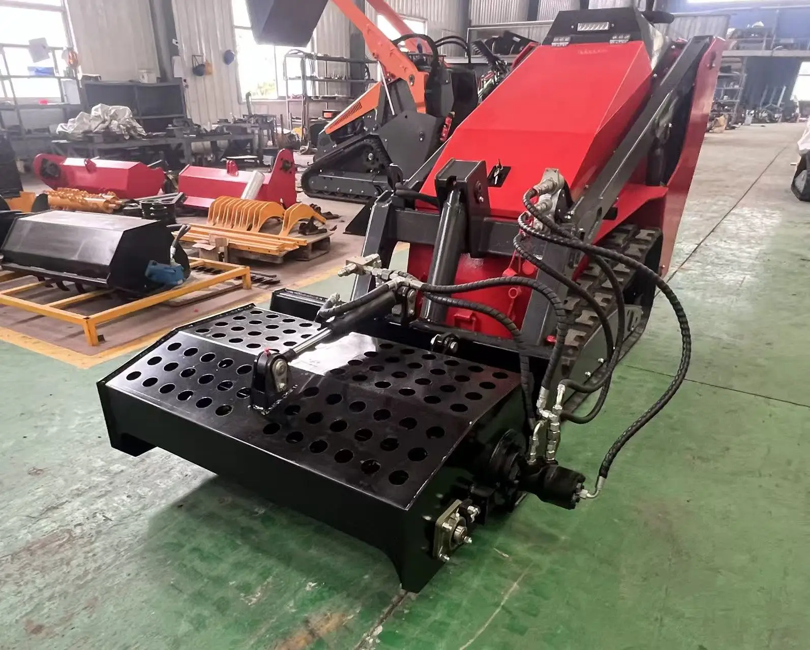 유압식 로더, 추가 스노우 블로워와 브레이커 해머가 장착된 미니 쿠보타 슬립 스티어링 로더