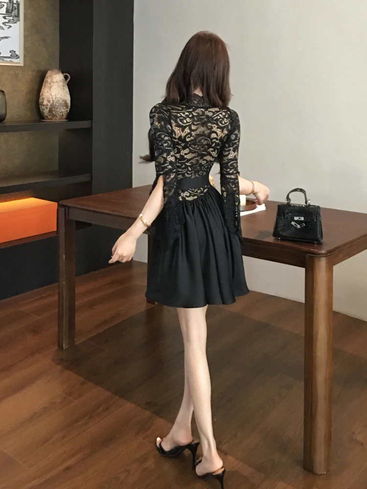 ReddaChic Czarna Mini Sukienka z Głębokim Dekoltem, Satynowa, z Rękawami 3/4 w Kształcie Dzwonka, Dekolt w Serek, Wiązana, z Kwiatową Koronką, Seksowna Sukienka na Wyjście, Odzież Damska