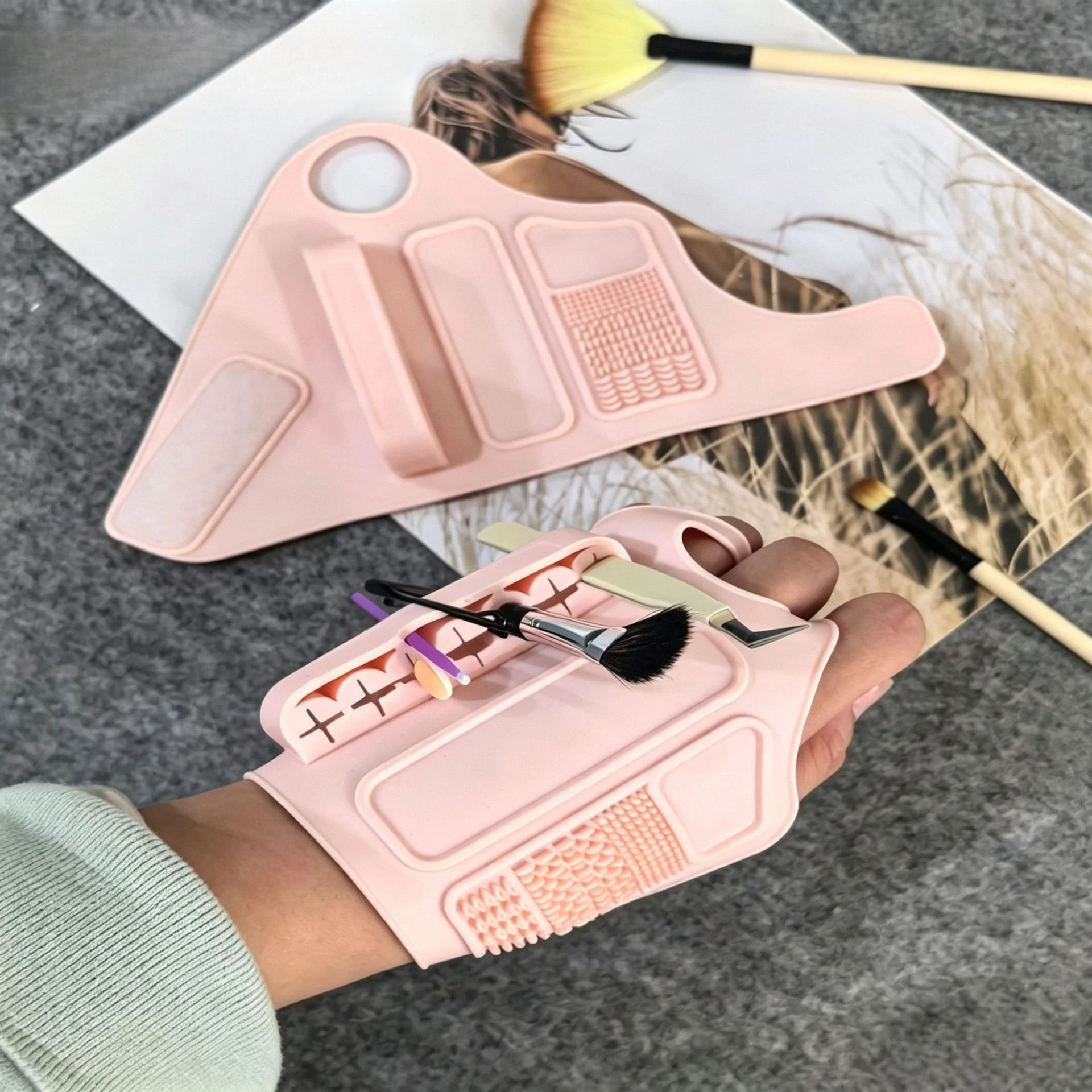 Multifunctional Beauty Assistant Wrist Strap Makeup Brush Cleaning Palette Velcro Makeup Tool Storage Strap Brush